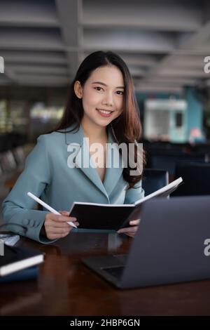 Apprentissage des élèves à la maison avec cours en ligne sur ordinateur portable.E-learning ,en ligne ,éducation et Internet distance sociale protéger de COVID-19 Banque D'Images