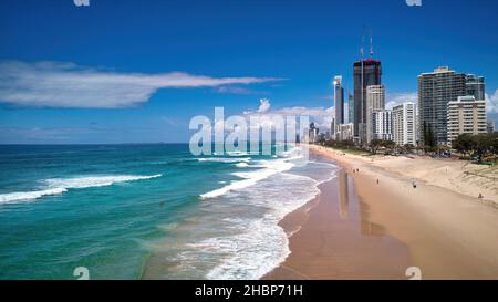 Surfers Paradise, Queensland Australie - 28 février 2021 : une grande hauteur et une plage de surf à Surfers Paradise Banque D'Images