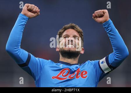 Milan, Italie.19th décembre 2021.Dries Mertens de SSC Napoli célèbre devant les fans après le coup de sifflet final du match de la série A à Giuseppe Meazza, Milan.Crédit photo à lire: Jonathan Moscrop/Sportimage crédit: Sportimage/Alay Live News Banque D'Images