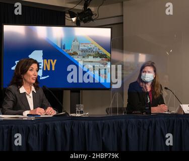 New York, New York, États-Unis.20th décembre 2021.Kathy Hochul, gouverneure de l'État de New York, et Kathryn Garcia, directrice des opérations de l'État de New York mise à jour New Yorkers sur les progrès de l'État dans la lutte contre Covid 19 dans ses bureaux de Manhattan le 20 décembre 2021 à New York (image de crédit : © Debra L. Rothenberg/ZUMA Press Wire) Banque D'Images