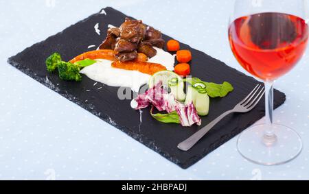 Cœurs de poulet grillés avec sauce et légumes Banque D'Images