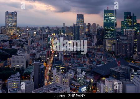 Tokyo, Japon - 23 octobre 2019 : les gratte-ciels des collines ARK vus de la terrasse d'observation de la Tour de Tokyo la nuit. Ville de Minato. Tokyo. Japon Banque D'Images