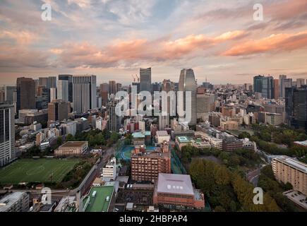 Tokyo, Japon - 23 octobre 2019 les gratte-ciels des collines ARK vus depuis le pont d'observation de la Tour de Tokyo au coucher du soleil.Ville de Minato.Tokyo.Japon Banque D'Images