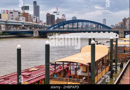 Tokyo, Japon - 24 octobre 2019 Péniche (YAKATABUNE) pour la croisière affrétée sur le fleuve Sumida et le pont bleu de Komagata reliant Koma Banque D'Images