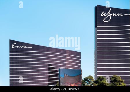 Las Vegas, Nevada, Etats-Unis - 29 novembre 2021 : encore et Wynn Hotel and Resorts Against a Blue Sky Banque D'Images