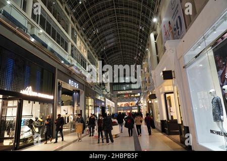 Le Centre Eaton de Toronto est un centre commercial intérieur à plusieurs étages, avec des décorations de Noël brillantes et des acheteurs portant des masques faciaux en raison de la pandémie Banque D'Images