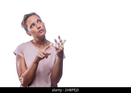 femme pensive comptant sur ses doigts sur un fond blanc Banque D'Images