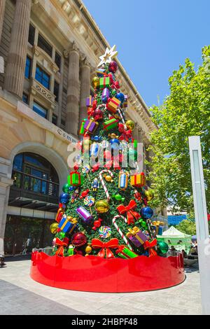 Arbre de Noël exposé à Murray Street, dans le quartier des affaires de Perth, en Australie occidentale, Australie occidentale, Australie occidentale Banque D'Images