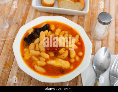 Fabada asturiana avec des haricots, du porc, de la morcilla et du chorizo Banque D'Images