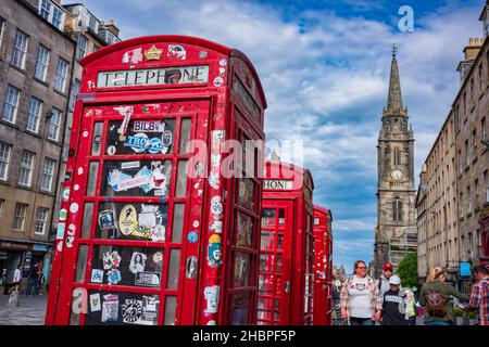 Édimbourg, Royaume-Uni - 22 juin 2019 : la boîte téléphonique rouge, un site populaire dans tout le Royaume-Uni et vu ici au Royal Mile, a été conçue par Sir G Banque D'Images