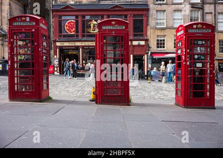 Édimbourg, Royaume-Uni - 22 juin 2019 : la boîte téléphonique rouge, un site populaire dans tout le Royaume-Uni et vu ici au Royal Mile, a été conçue par Sir G Banque D'Images