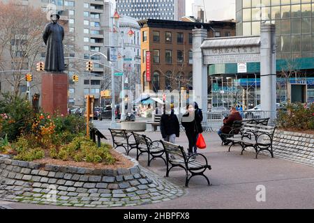Kimlau Square, le Kimlau Memorial Arch et In Ze Xu statue dans Manhattan Chinatown, New York, NY. 華埠, 紐約, 唐人街 zexu Banque D'Images