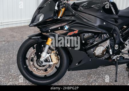 STAVROPOL, RUSSIE - 28 MAI 2020 : BMW Black Sportbike. Moto moderne et puissante dans la ville de Stavropol, en Russie Banque D'Images