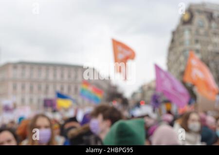 Des gens avec des pancartes et des drapeaux sur les activistes protestent.Image d'arrière-plan floue. Banque D'Images
