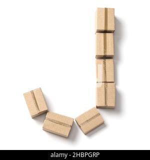 Lettre J. Alphabet des boîtes en carton pour livraison isolées sur fond blanc. Banque D'Images