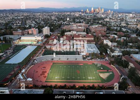 Une vue aérienne de Cromwell Field et Loker Stadium sur le campus de l'Université de Californie du Sud, le mercredi 15 décembre 2021, à Los Angeles.T Banque D'Images