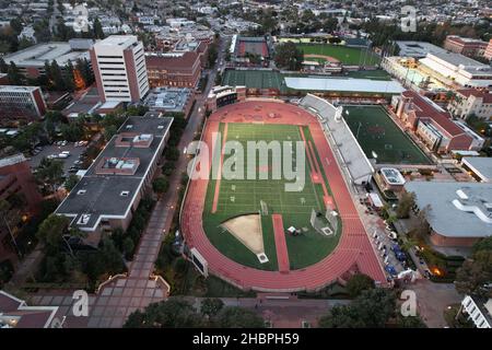 Une vue aérienne de Cromwell Field et Loker Stadium sur le campus de l'Université de Californie du Sud, le mercredi 15 décembre 2021, à Los Angeles.T Banque D'Images