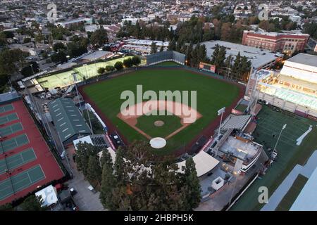Une vue aérienne de Dedeaux Field sur le campus de l'Université de Californie du Sud, mercredi 15 décembre 2021, à Los Angeles. Le stade accueille l'équipe de baseball des Trojans de Californie du Sud. Banque D'Images