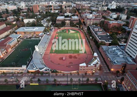 Une vue aérienne de Cromwell Field et Loker Stadium sur le campus de l'Université de Californie du Sud, le mercredi 15 décembre 2021, à Los Angeles.T Banque D'Images