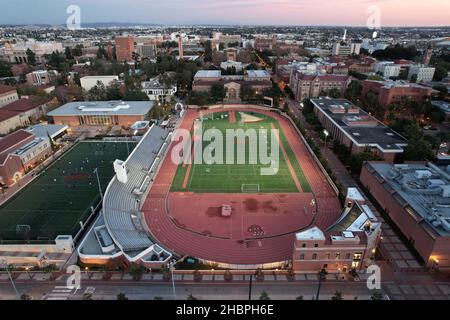 Une vue aérienne de Cromwell Field et Loker Stadium sur le campus de l'Université de Californie du Sud, le mercredi 15 décembre 2021, à Los Angeles.T Banque D'Images