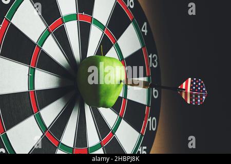 Concept atteindre l'objectif.atteindre les objectifs dans les affaires, la politique et la vie.dartboard avec dart peint dans le drapeau américain, coincé à droite dans bullseye Banque D'Images