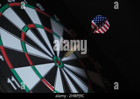 Concept atteindre l'objectif.atteindre les objectifs dans les affaires, la politique et la vie.dartboard avec des fléchettes peint avec le drapeau américain coincé à droite dans la cible Banque D'Images