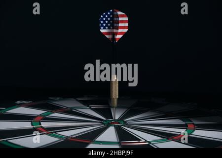 Concept atteindre l'objectif.atteindre les objectifs dans les affaires, la politique et la vie.dartboard avec des fléchettes peint avec le drapeau américain coincé à droite dans la cible Banque D'Images