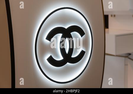 Moscou, Russie - 20 décembre 2021 - logo Chanel devant la boutique de mode dans le magasin GUM Department dans le centre de Moscou.Marque luxueuse de clothe Banque D'Images