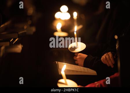 Service de chants de Noël aux chandelles dans une église Banque D'Images