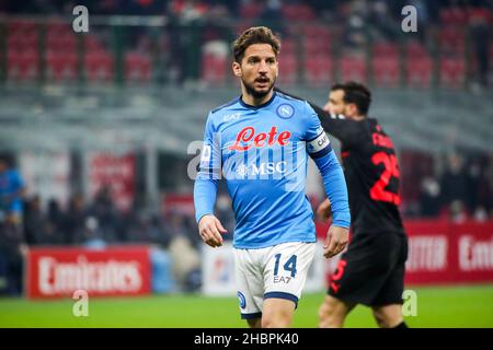 Milan, Italie.19th décembre 2021.Dries Mertens en action pendant la série Un match de football entre AC Milan vs Napoli SC le 19 décembre 2021 au stade Giuseppe Meazza à Milan, Italie pendant AC Milan vs SSC Napoli, italie football série A match à Milan, Italie, décembre 19 2021 crédit:Agence photo indépendante/Alamy Live News Banque D'Images