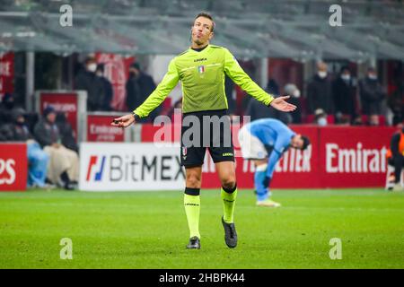 Milan, Italie.19th décembre 2021.Davide Massa en action pendant la série Un match de football entre AC Milan vs Napoli SC le 19 décembre 2021 au stade Giuseppe Meazza à Milan, Italie pendant AC Milan vs SSC Napoli, italie football série A match à Milan, Italie, décembre 19 2021 crédit:Agence photo indépendante/Alamy Live News Banque D'Images