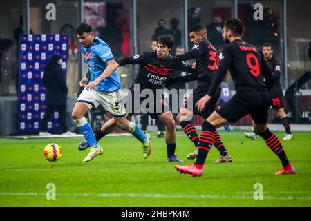 Milan, Italie.19th décembre 2021.Sandro Tonali de l'AC Milan en action pendant la série Un match de football entre l'AC Milan contre Napoli SC le 19 décembre 2021 au stade Giuseppe Meazza à Milan, Italie pendant l'AC Milan contre SSC Napoli, italie football série A match à Milan, Italie, décembre 19 2021 crédit:Agence photo indépendante/Alamy Live News Banque D'Images