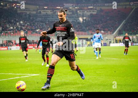 Milan, Italie.19th décembre 2021.Zlatan Ibrahimovic de l'AC Milan en action pendant la série Un match de football entre l'AC Milan contre Napoli SC le 19 décembre 2021 au stade Giuseppe Meazza à Milan, Italie pendant l'AC Milan contre SSC Napoli, italie football Serie Un match à Milan, Italie, décembre 19 2021 crédit:Agence photo indépendante/Alamy Live News Banque D'Images