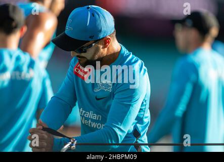 Sydney, Australie.21st décembre 2021.Les grévistes de Rashid Khan d'Adélaïde se réchauffent avant le match entre les Sixers de Sydney et les grévistes d'Adélaïde au Sydney Cricket Ground, le 21 décembre 2021, à Sydney, en Australie.(Usage éditorial seulement) Credit: Izhar Ahmed Khan/Alamy Live News/Alamy Live News Banque D'Images