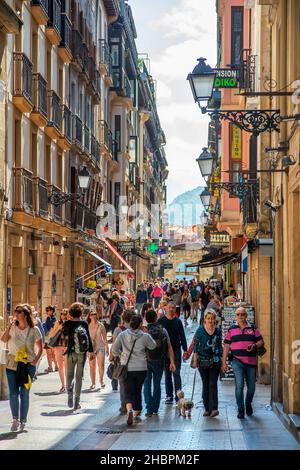 Fermin Calbeton rue ornée de la ville drapeau, avec en arrière-plan l'église de San Vicente, situé dans la Parte Vieja, la vieille ville de San Sebastian. Espagne Banque D'Images