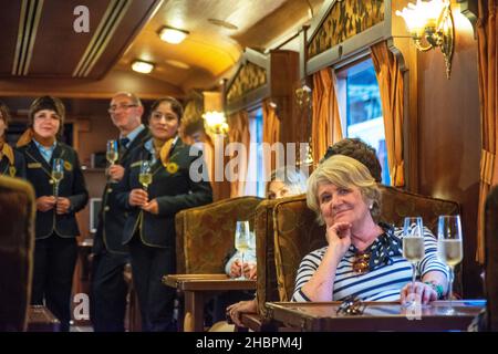 Champagne et boissons de bienvenue à Transcantabrico Gran Lujo train de luxe travellong dans le nord de l'Espagne, en Europe.Gare de Bilbao la concordia. Banque D'Images