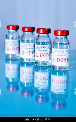 doses multiples de vaccins contre le covid-19 ou le coronavirus sur la table pour la vaccination afin de protéger contre les variantes mutées du coronavirus ou pour arrêter la pandémie Banque D'Images