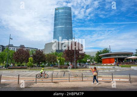 Monument et haut bâtiment moderne de la tour Iberdrola à Bilbao Banque D'Images