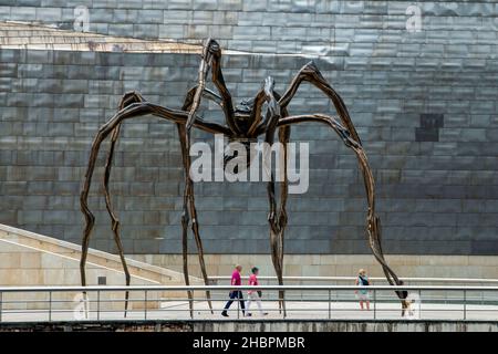 Sculpture araignée 'maman' par Louise Bourgeois à l'extérieur du musée Guggenheim à Bilbao, Espagne Banque D'Images