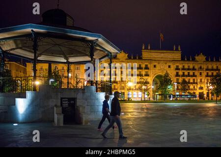 Kiosque à musique antik Templete des jardins Jardines de Pereda et la banque Santander construit dans la ville de Santander la nuit, Mer Cantabrique, Cantabrie, Espagne, Banque D'Images