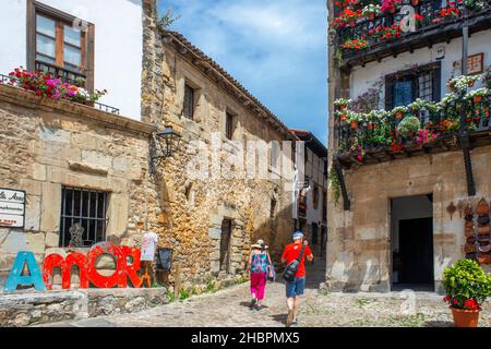 Plaza Mayor place centrale principale à Santillana del Mar ville historique située dans la communauté autonome de Cantabrie dans le nord de l'Espagne Banque D'Images