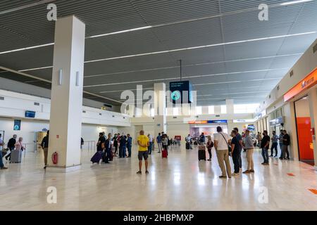 Hall des arrivées de l'aéroport de Chania, Crète Banque D'Images