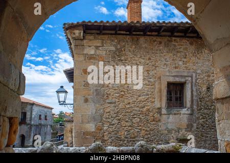 Passé des bâtiments médiévaux le long de la rue pavée de Calle Del Canton à Santillana del Mar, Cantabrie, nord de l'Espagne Banque D'Images