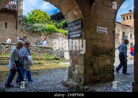 Passé des bâtiments médiévaux le long de la rue pavée de Calle Del Canton à Santillana del Mar, Cantabrie, nord de l'Espagne Banque D'Images