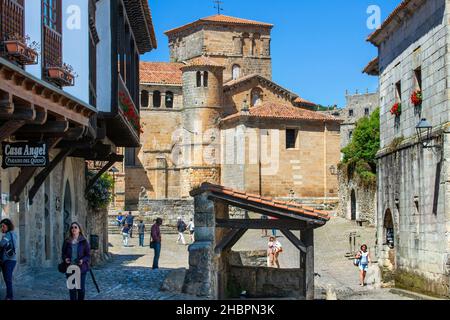 Cloître romane de la Colegiata de Santa Juliana de Santillana del Mar, Cantabrie, Espagne Banque D'Images