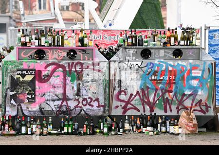 Berlin, Allemagne.06th décembre 2021.Des conteneurs de bouteilles débordant sont visibles sur Bassinplatz.Les conteneurs n'ont probablement pas été ramassés ou vidés pendant longtemps.Credit: Jens Kalaene/dpa-Zentralbild/ZB/dpa/Alay Live News Banque D'Images