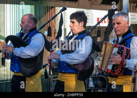 Musique traditionnelle de Galice.Gaiteiros Rio de anxo.Vieille ville, Saint-Jacques-de-Compostelle, site classé au patrimoine mondial de l'UNESCO, Galice, Espagne.Les cornemuses sont un véritable woo Banque D'Images