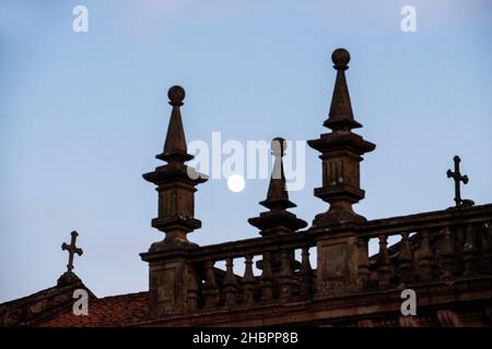 Lune et arrière de la cathédrale de Saint-Jacques-de-Compostelle à Praza do Obradoiro Saint-Jacques-de-Compostelle A Coruña, Espagne. Banque D'Images