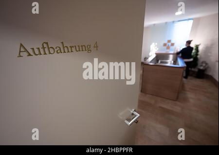 Ulm, Allemagne.10th décembre 2021.Un employé de la maison funéraire Erstes Ulmer Bestattungsinstitut se tient dans une salle de sépulture.Credit: Marijan Murat/dpa/Alamy Live News Banque D'Images