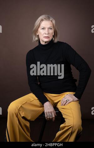 Portrait d'une femme âgée élégante aux cheveux courts, assise sur une chaise et regardant l'appareil photo Banque D'Images